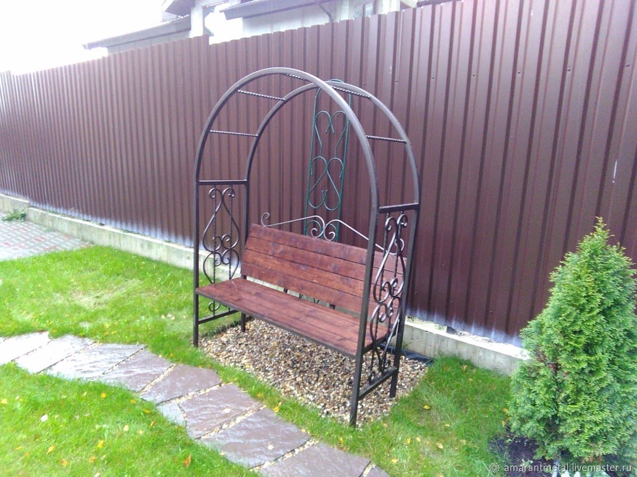 Скамейка с аркой для сада