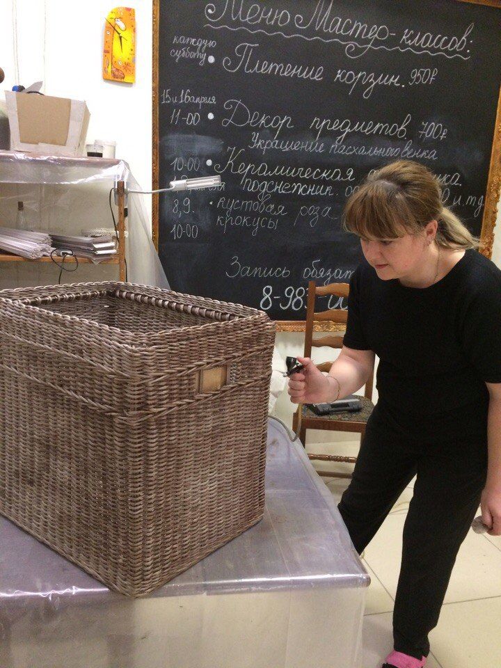 В процессе работы над  плетеным коробом.