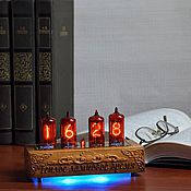 Настольные часы на лампах в корпусе из массива красного дерева(сапеле)