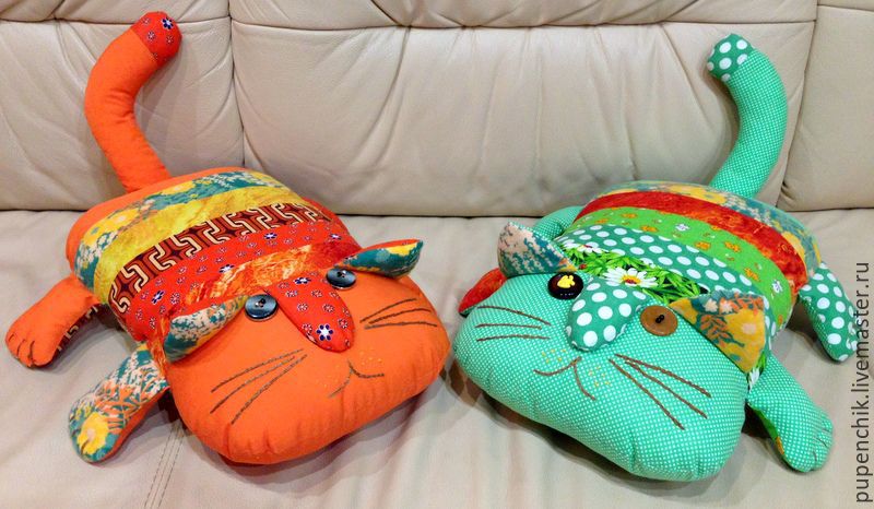 Подушка Рогалик Кот Матвей бежевый купить в интернет-магазине WoolHouse по привлекательной цене