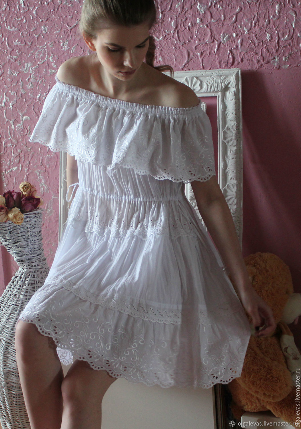 Платье из белого батиста