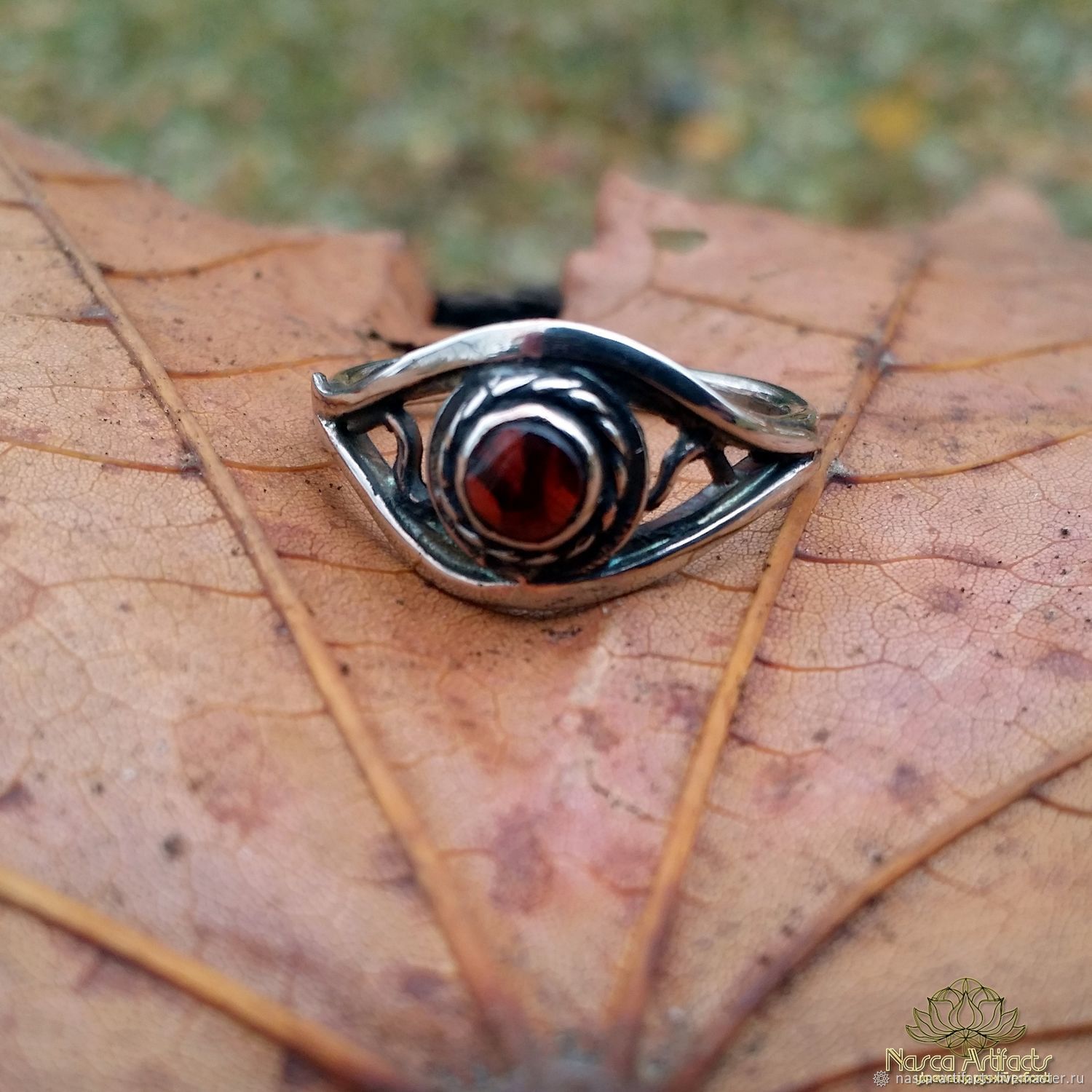 Кольца глазками. Кольцо с глазом. Перстень с глазом. Серебряное кольцо "глаза". Кольцп с глазами.