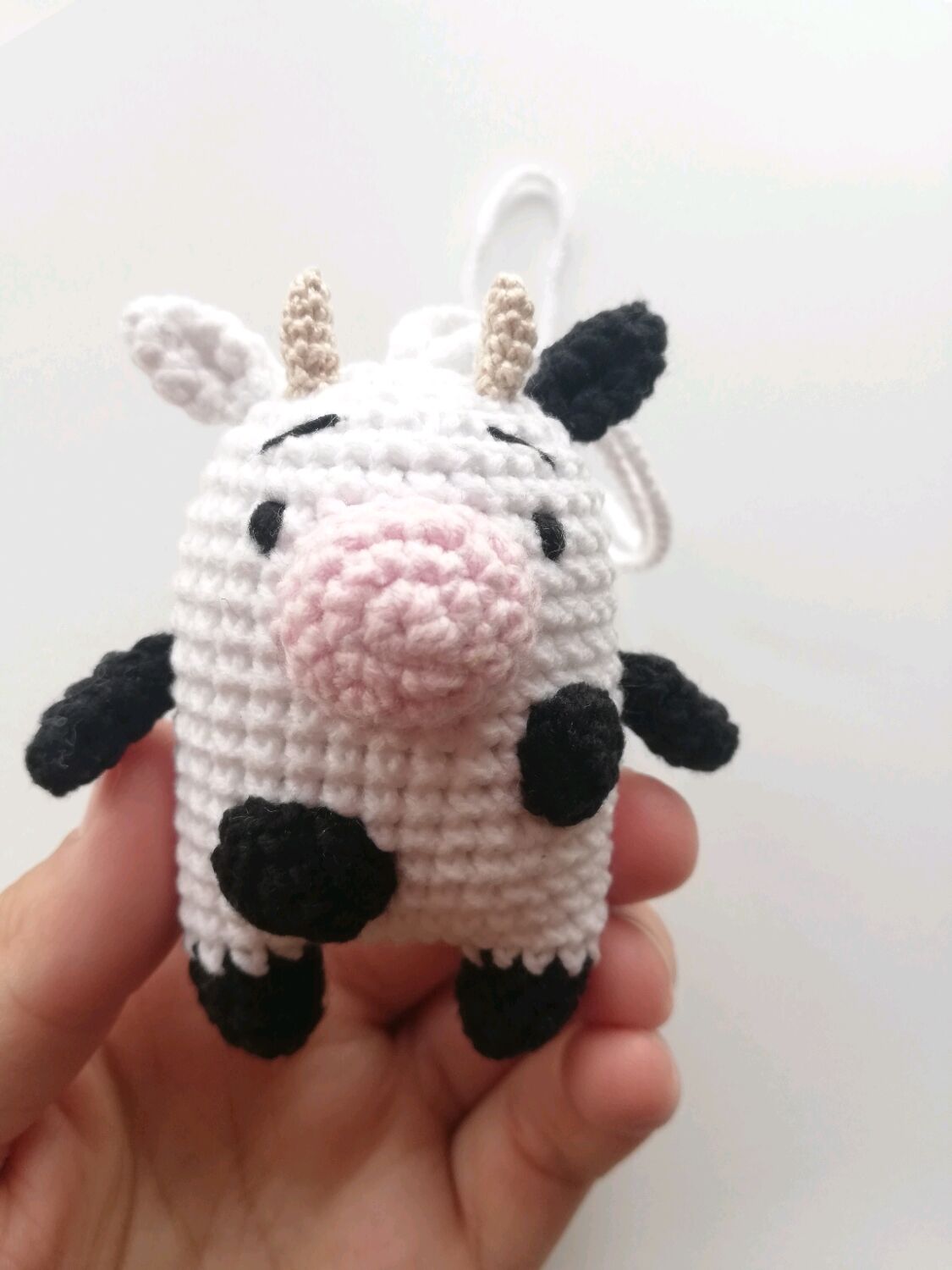 амигуруми из бисера бычок. крючок "корова". амигуруми коровка из бисера. насекомые брошки амигуруми. бисероплетение амигуруми.