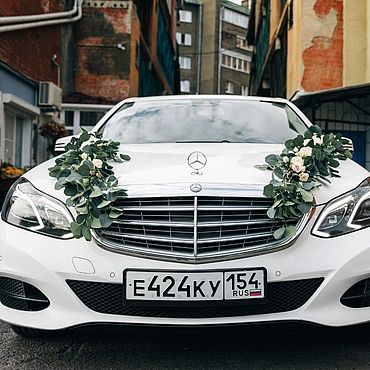 Современное украшение машин на свадьбу