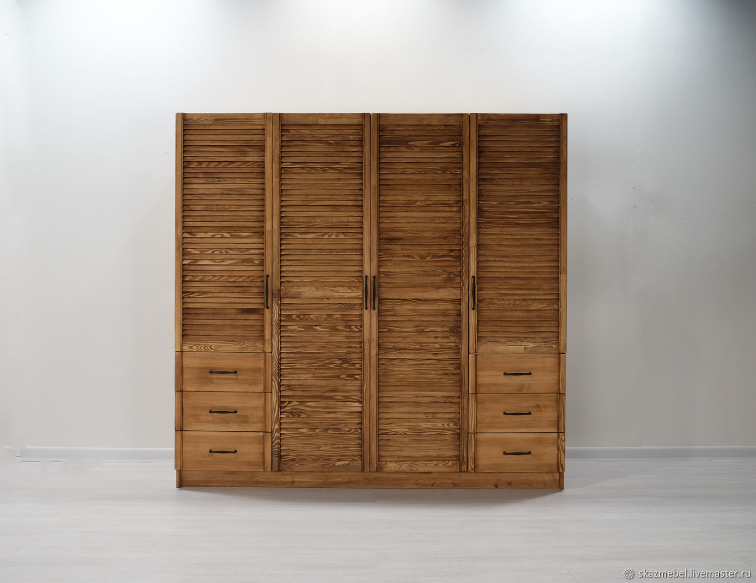 Шкаф для вещей деревянный