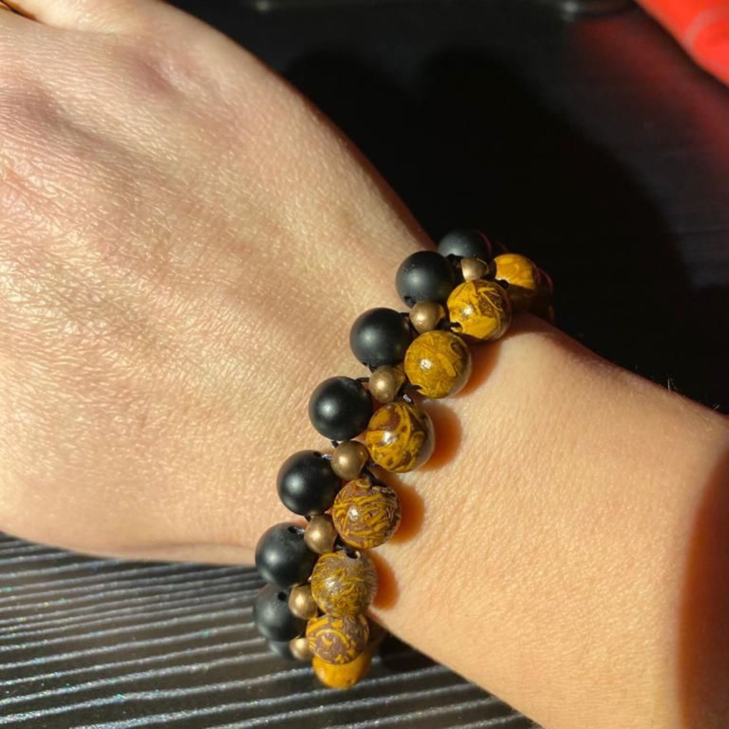Браслет на руку, из натуральных камней- черный нефрит и яшма купить в ...