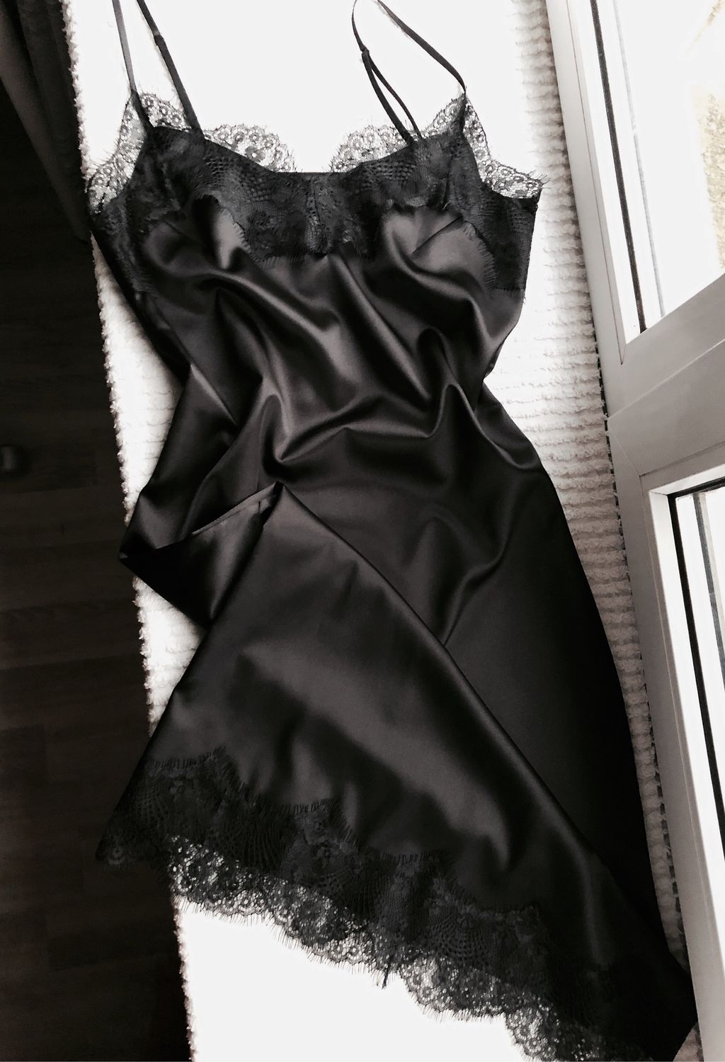Черное платье в бельевом стиле
