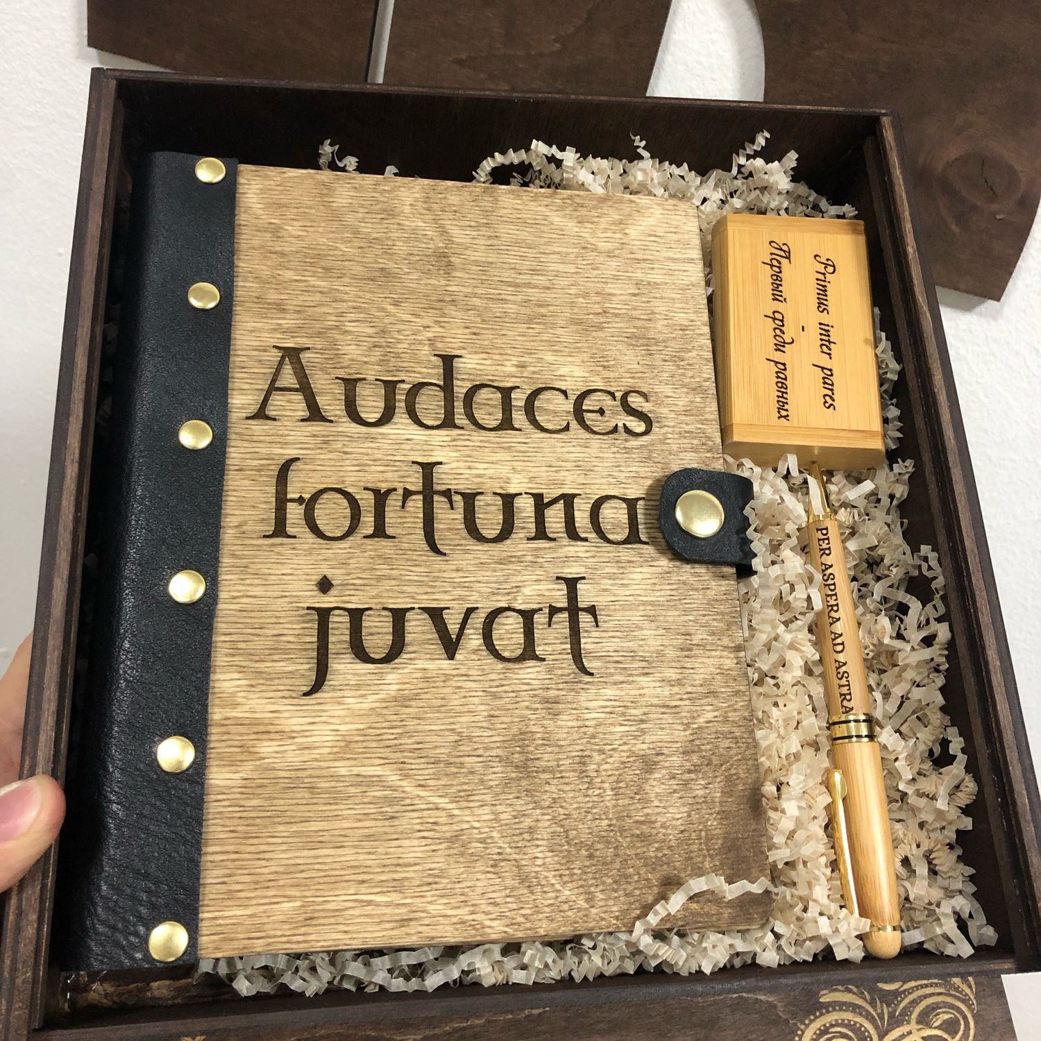 Сувенир на юбилей мужчине. Книга русские полководцы. Родословная книга подарочная. Подарочный набор книг для руководителя. Какую книгу подарить руководителю.