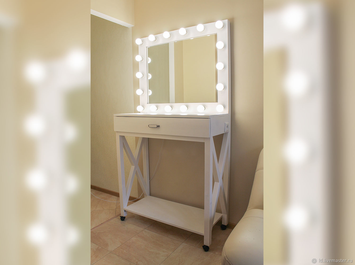 Гримерный столик с зеркалом и подсветкой фото