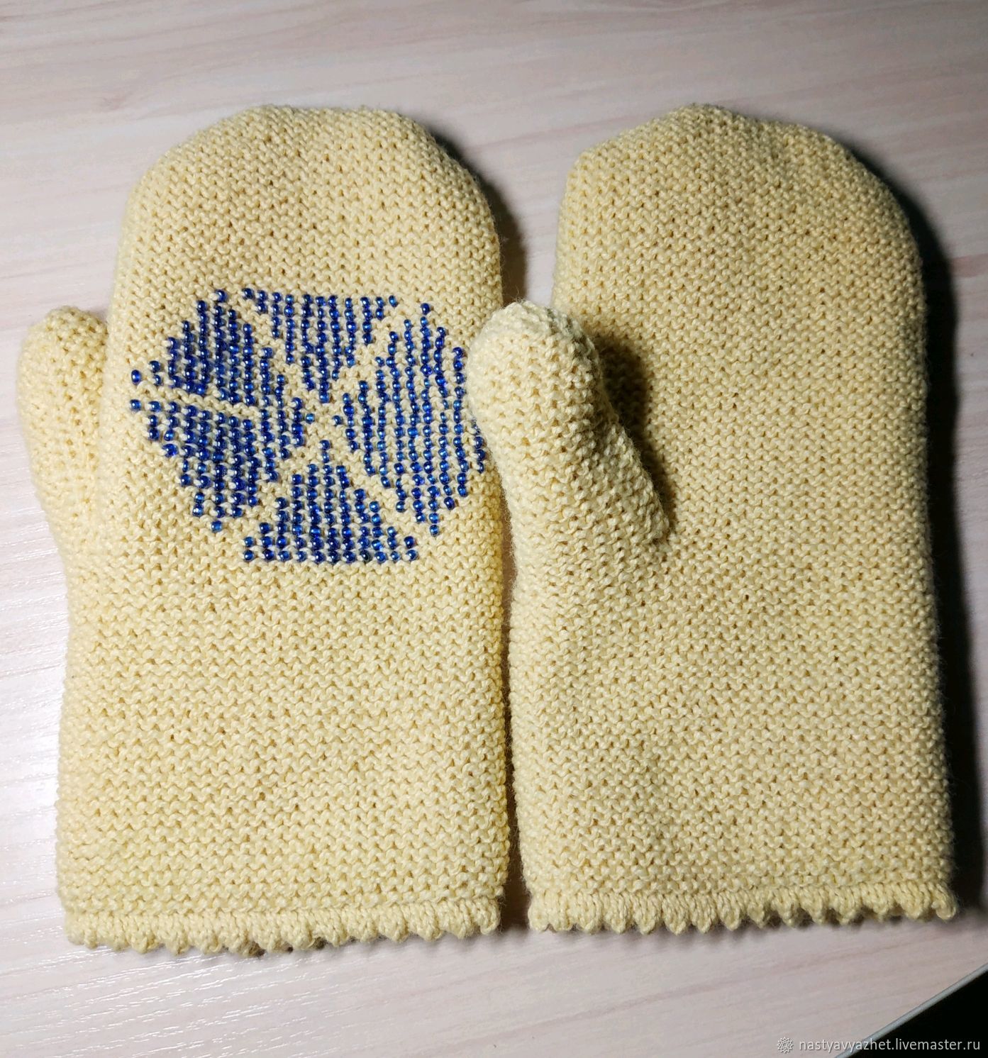 Торт в виде рукавицы. Желтые рукавички. Красные варежки спицами. Красные варежки рукавицы. Варежки сказочные.