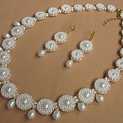 Collar with pearl flowers