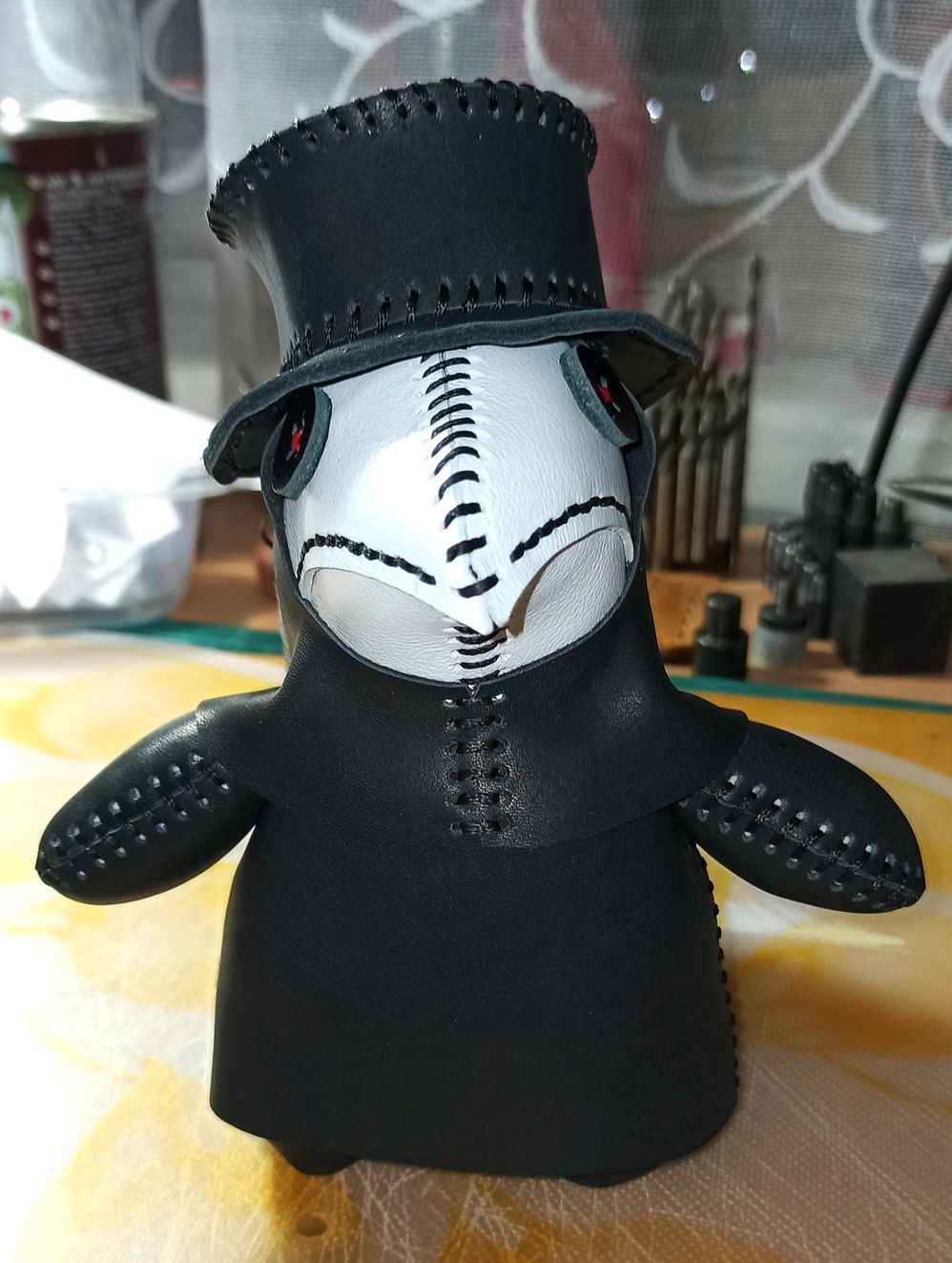 01. Чумной доктор из полимерной глины. Чумной доктор игрушка. Плюшевый чумной доктор игрушка. Вязаная игрушка чумной доктор.