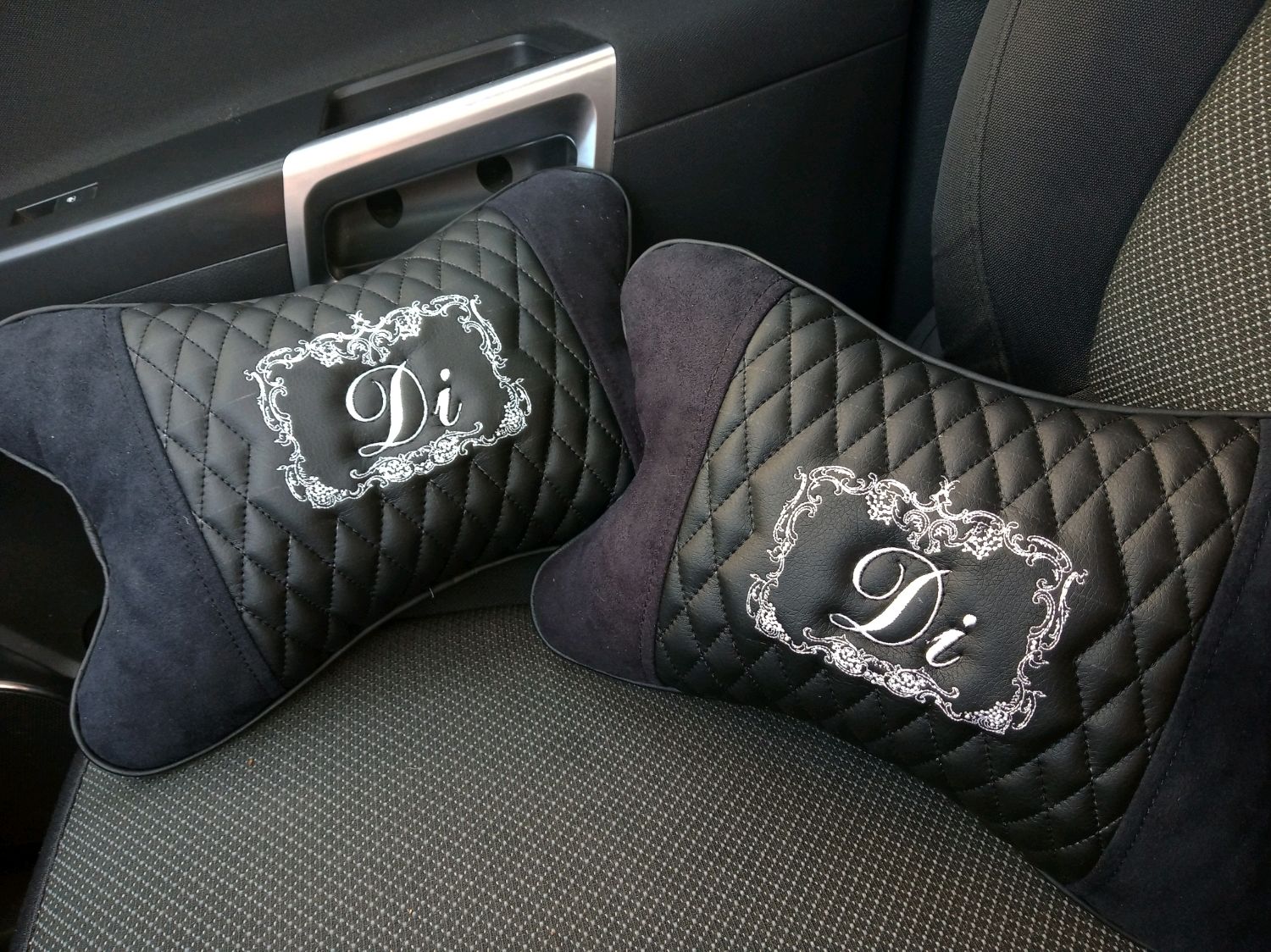 Купить авто подушку. Louis Vuitton автомобильная подушка. Кожаные подушки в машину. Декоративные подушки для автомобиля. Подушки на подголовники в машину.