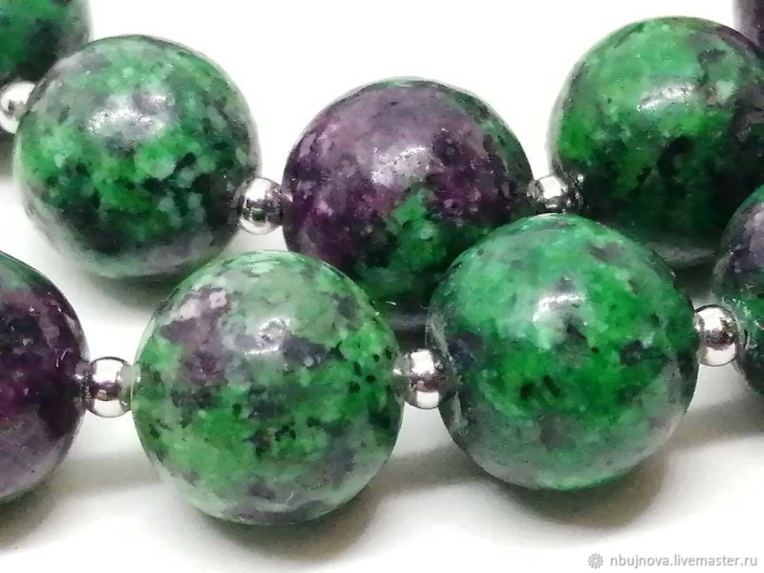 Цоизит магические свойства камня. Цоизит с рубином. Цоизит магические свойства камня. Цоизит минерал кристалл. Цоизит аниолит.