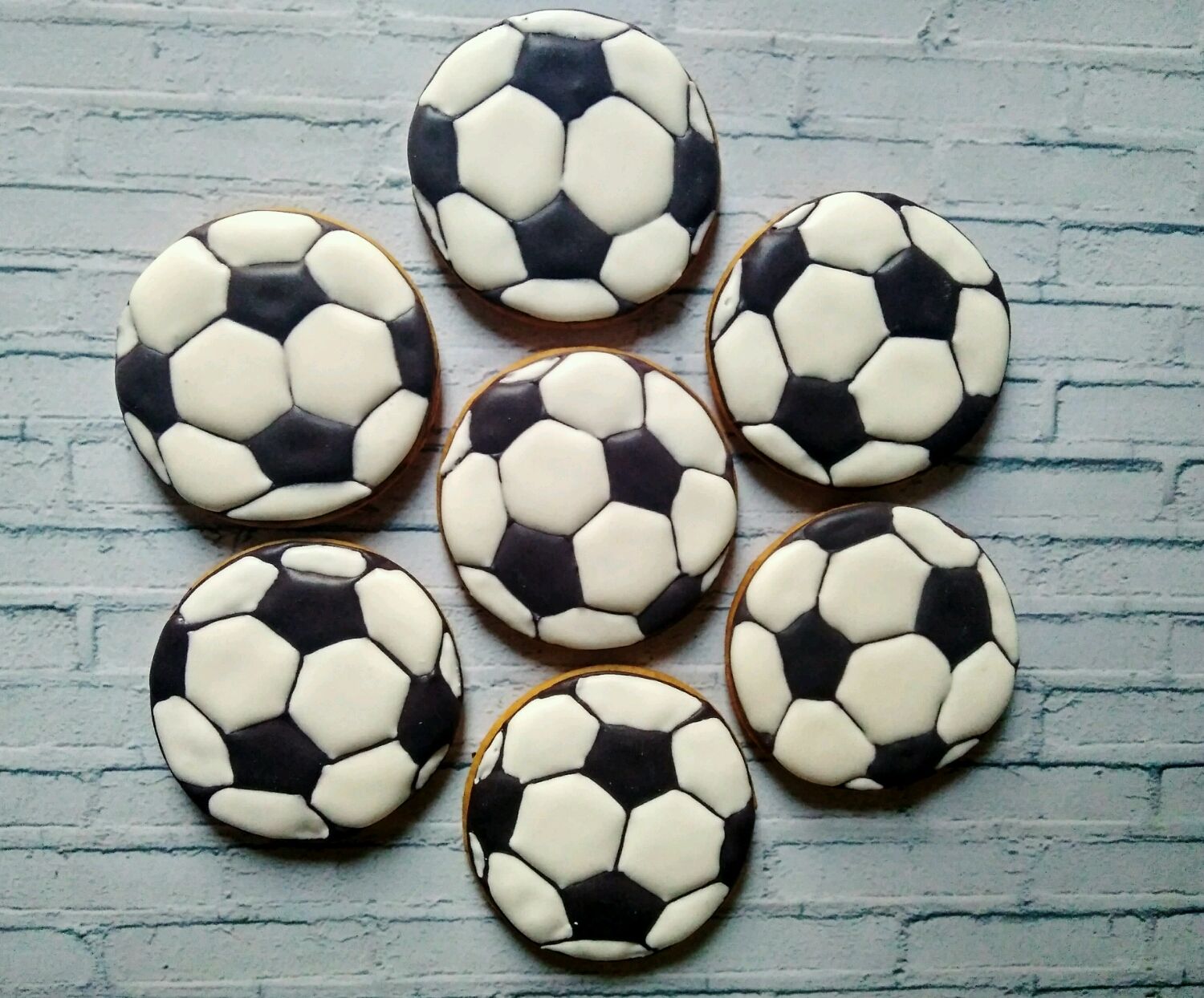 Sweets football. Имбирный пряник футбольный мяч. Мяч футбольный т88625. Пряник в виде футбольного мяча. Печенье футбольный мяч.