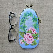 Сумки и аксессуары handmade. Livemaster - original item Case for glasses, phone In the rose garden. Handmade.