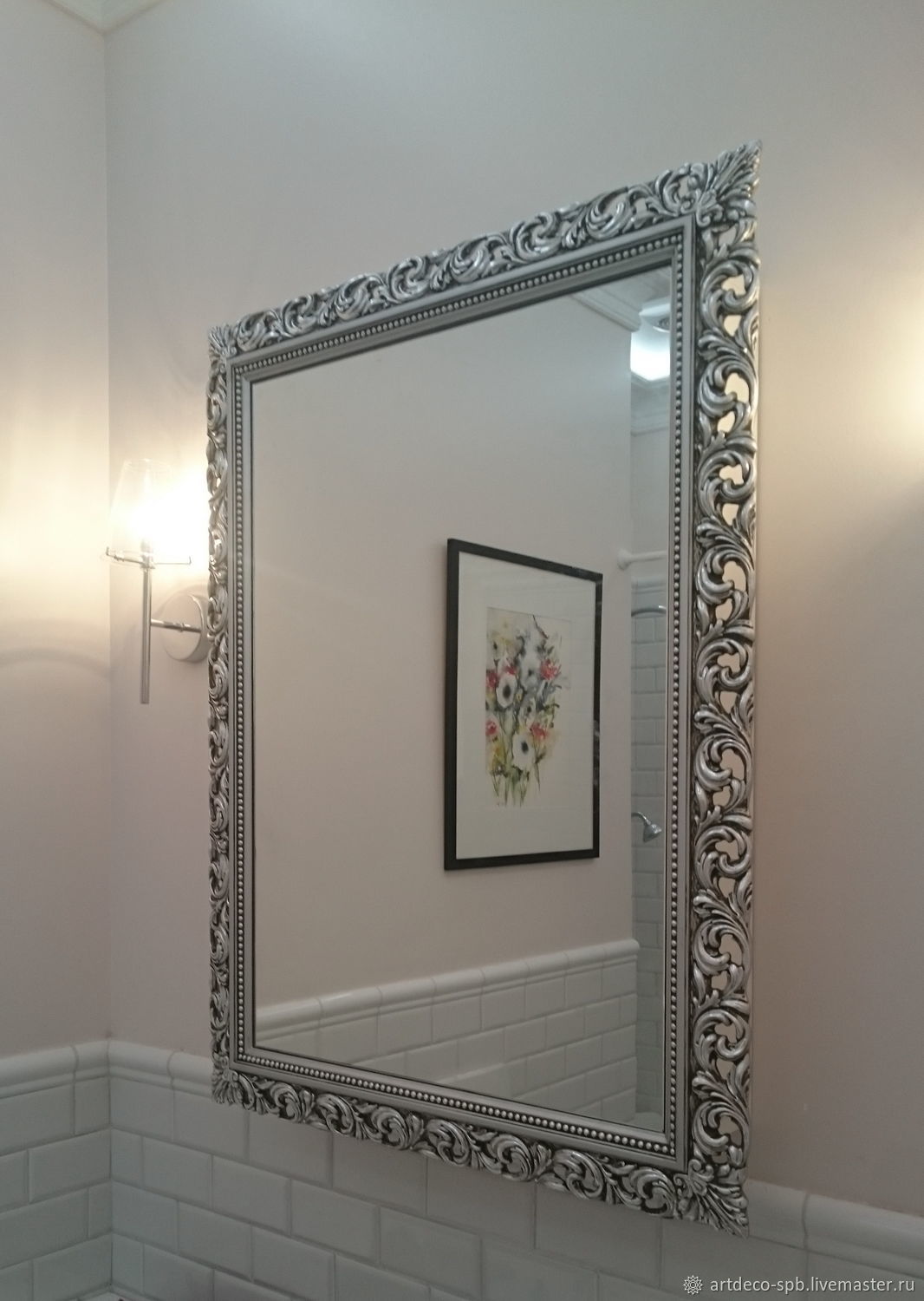 Зеркало в рамке в ванной. Багет для зеркала. Зеркало в багетной раме в ванную. Зеркало в багете для ванной комнаты. Зеркало в массивной раме.