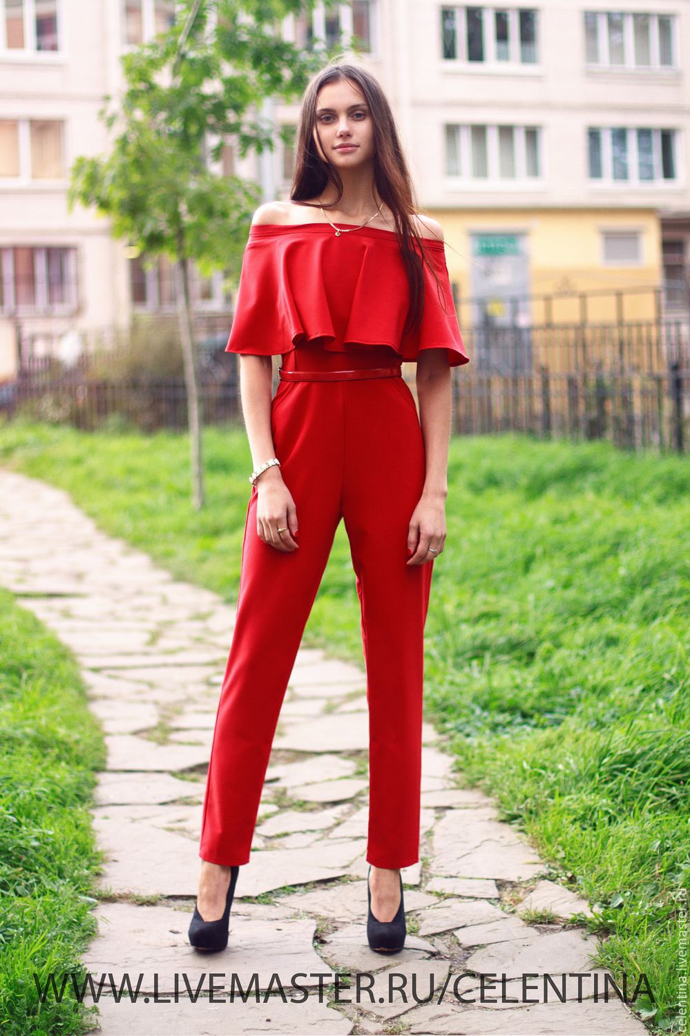 Красный летний костюм