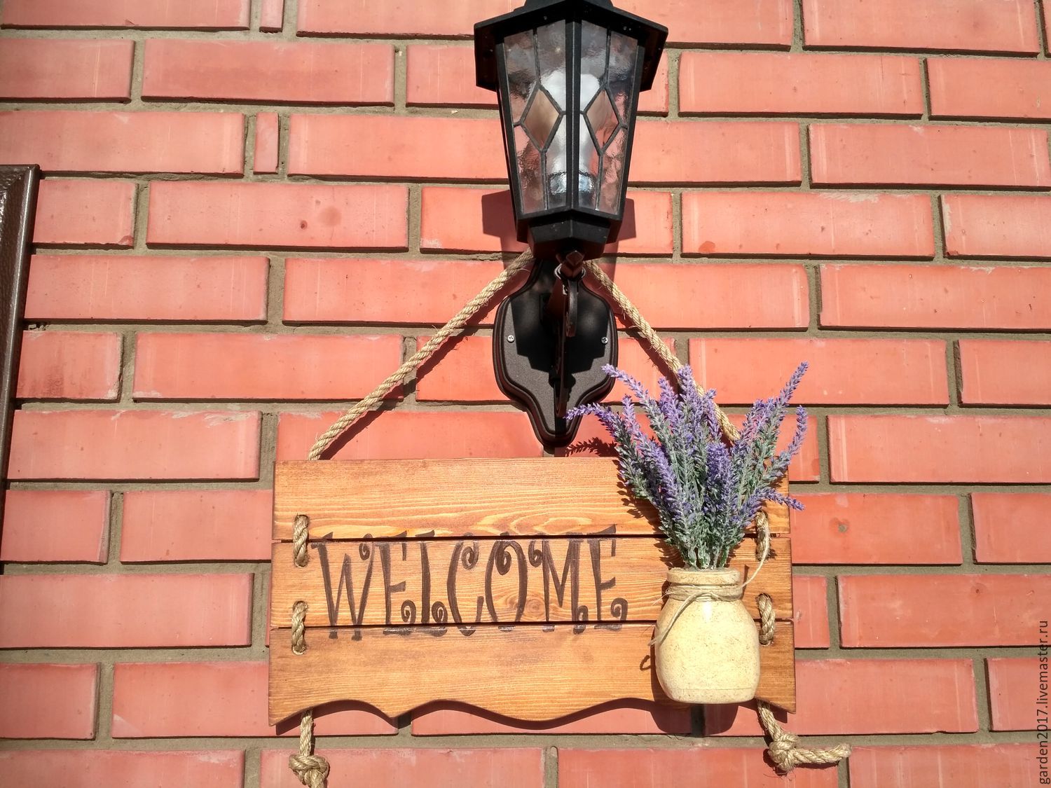 "Welcome" - декоративная табличка перед входом в интернет-магазине на ...