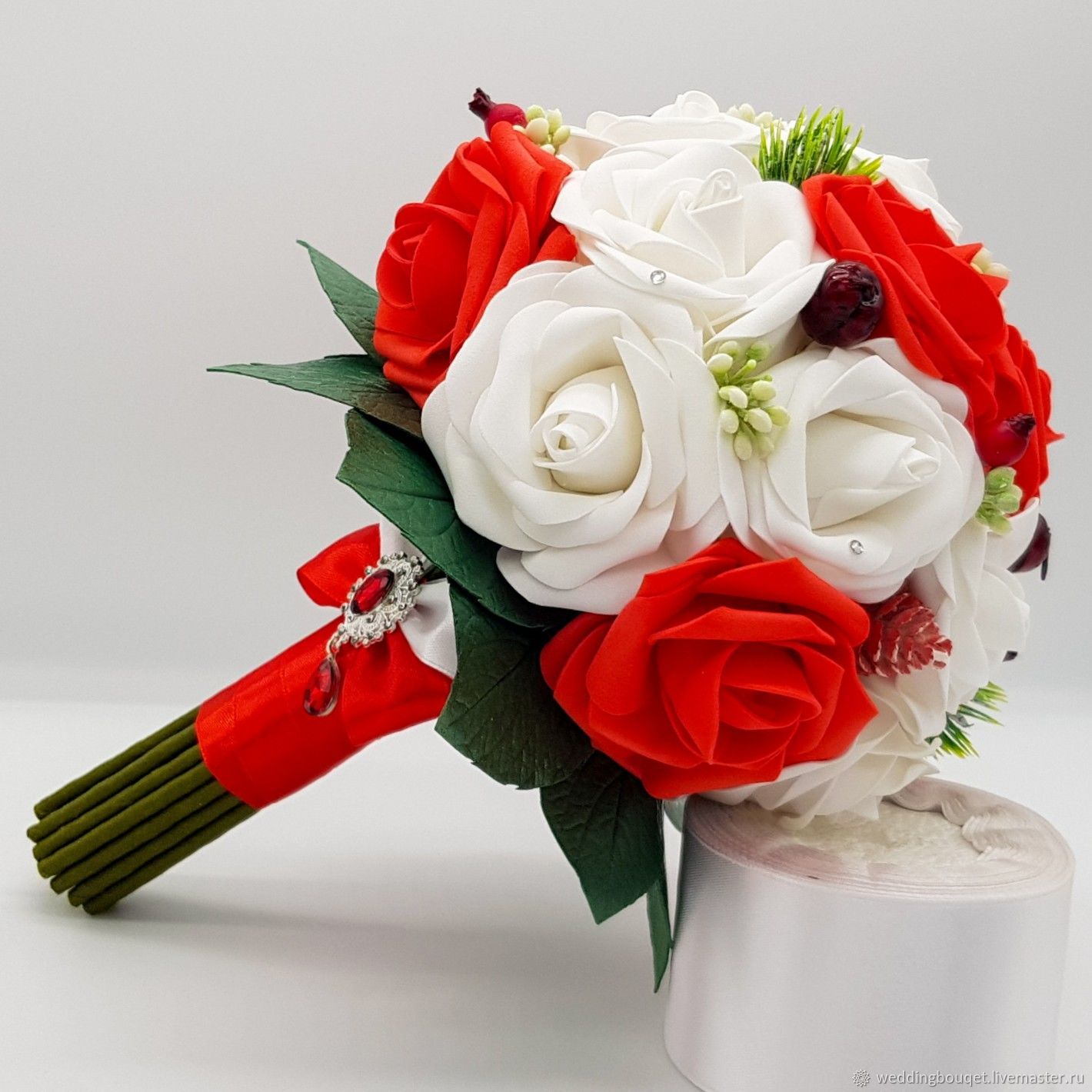 Свадебный букет с красными цветами