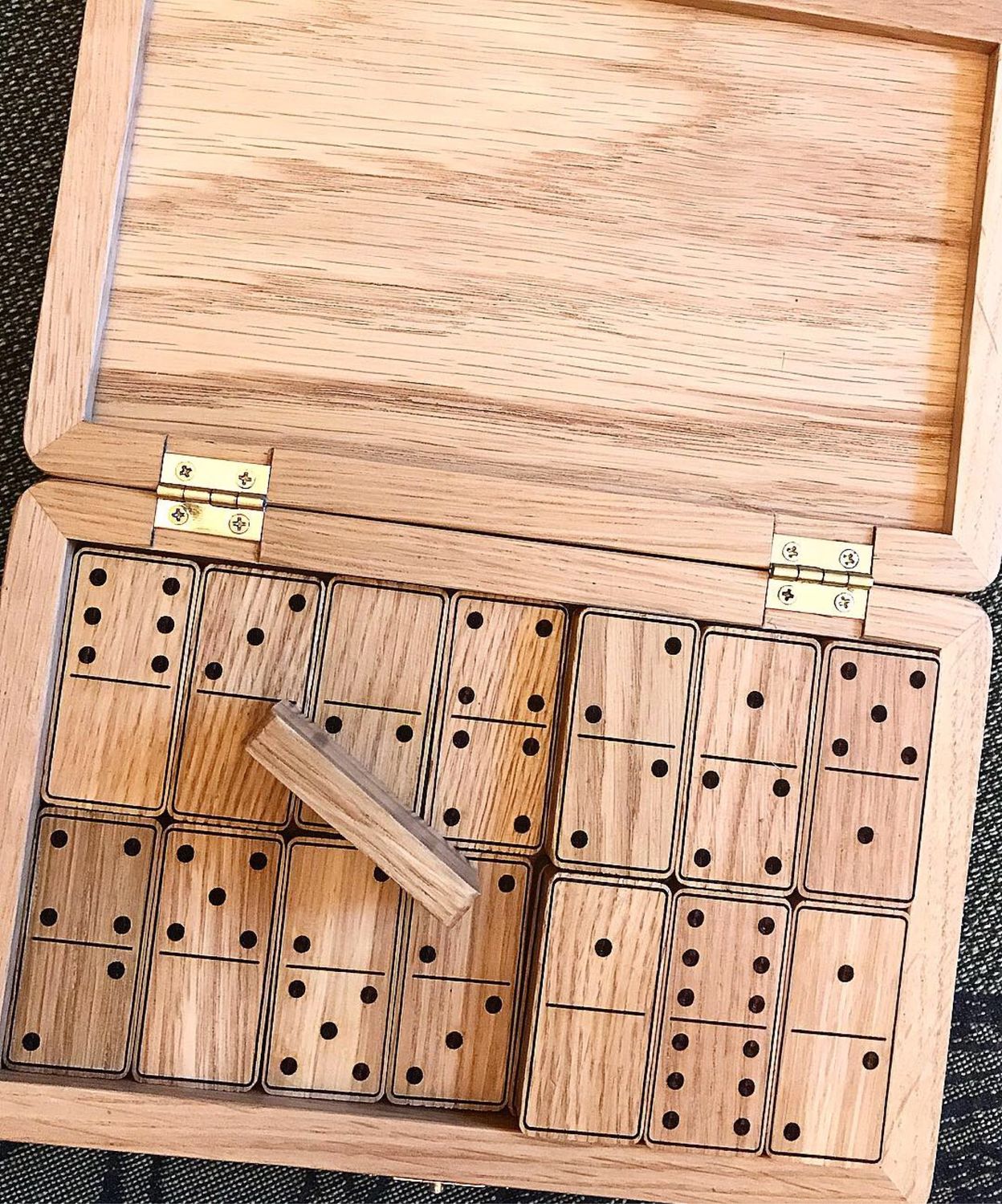 Домино подарочное. Домино из древесины. Набор костяшек домино. Домино работа. Красивое домино.