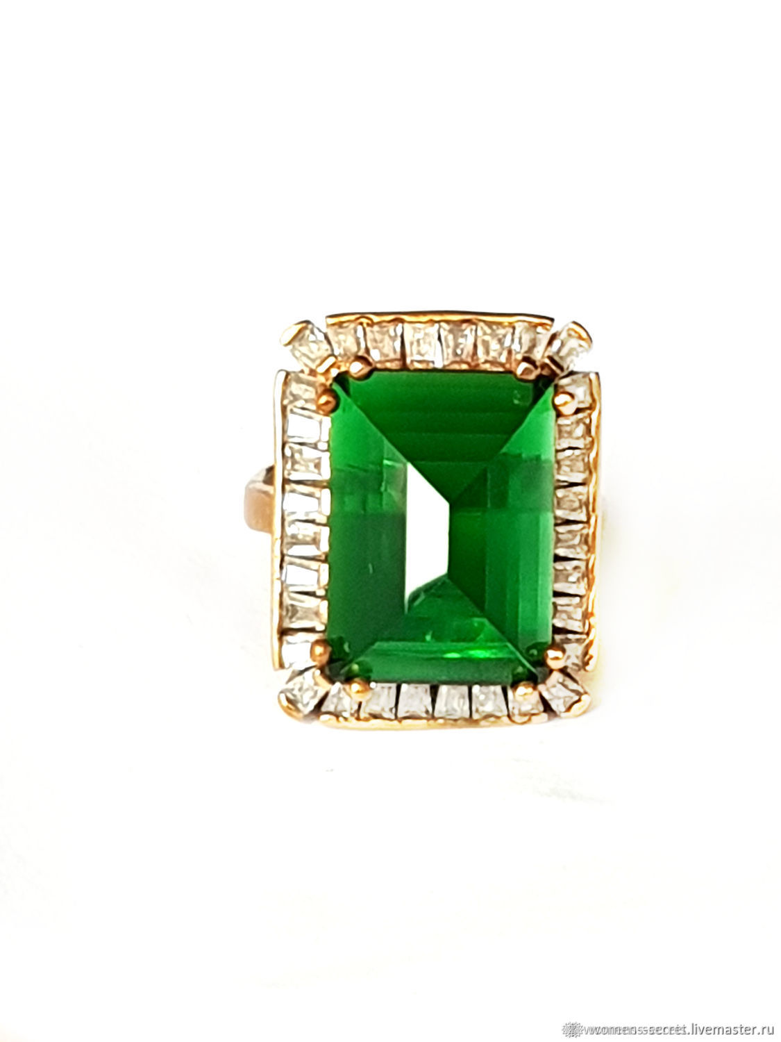 Золотые украшения с зеленым камнем. Кольцо с изумрудом. Изумруды позолоте. Золотые серьги с бриллиантом и изумрудом 2021250ск александра. Украшения с зелеными камнями в золоте.