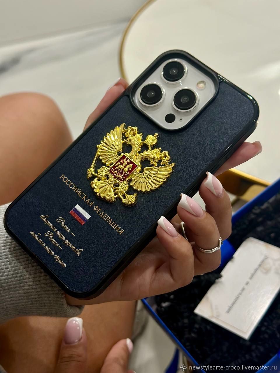 Премиум чехол для iPhone из кожи с гербом России в интернет-магазине  Ярмарка Мастеров по цене 6990 ₽ – V7HUERU | Чехол, Москва - доставка по  России