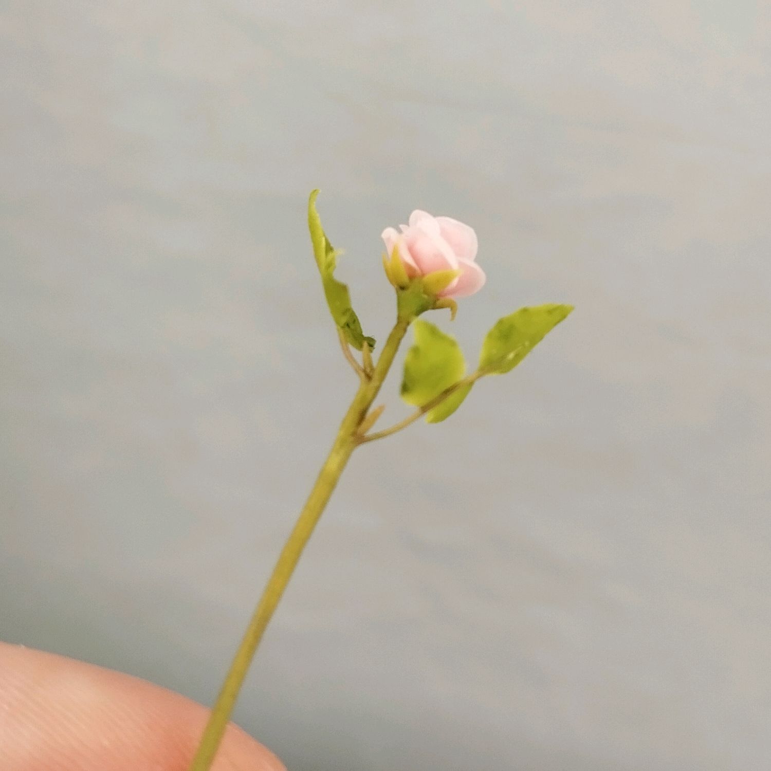 Миниатюрные цветы 1:12.Роза розовая купить в интернет-магазине Ярмарка ...