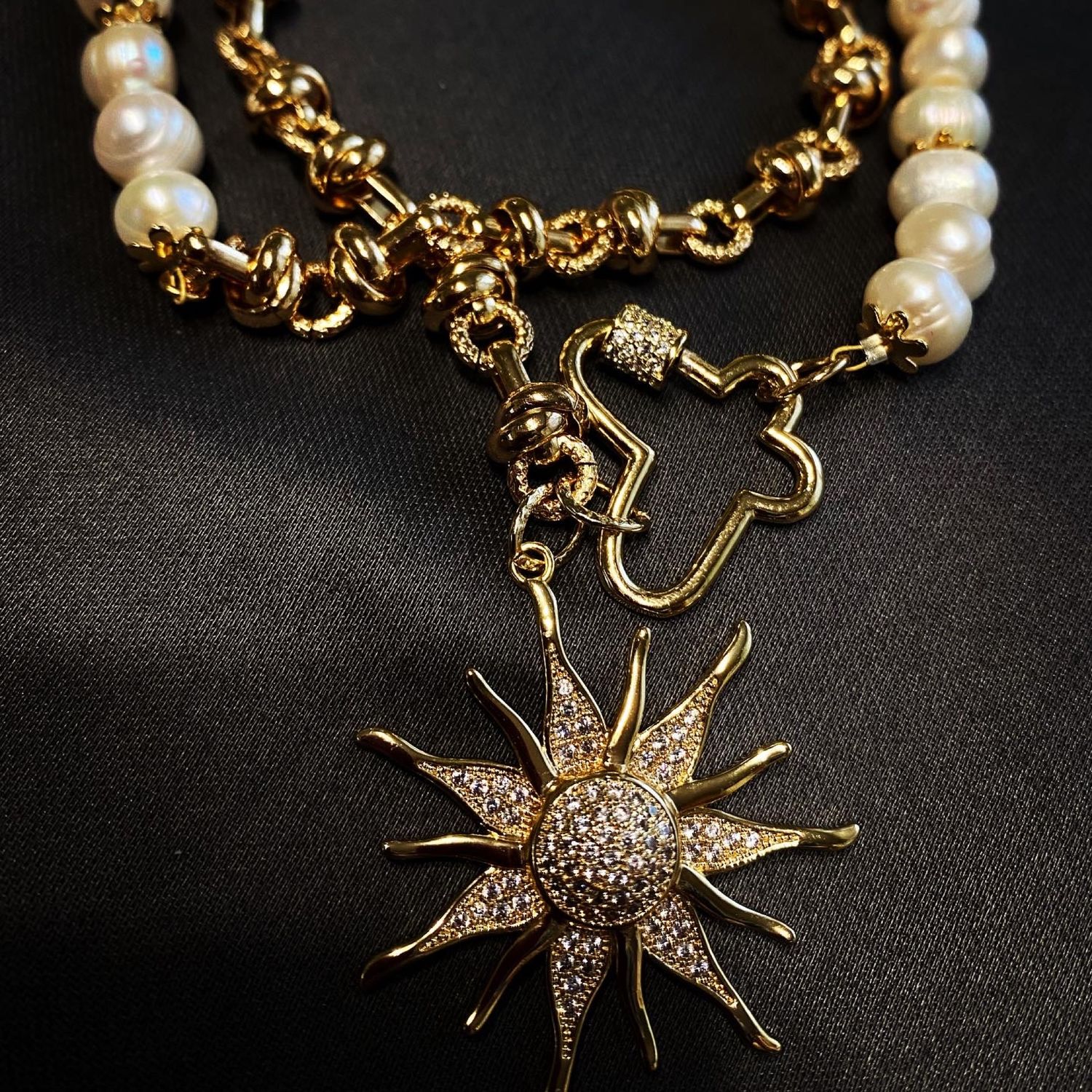 колье солнце. кулон в виде солнца. солнце украшение золото. кулон с солнцем на прозрачном фоне для фотошопа. солнце украшение золото.