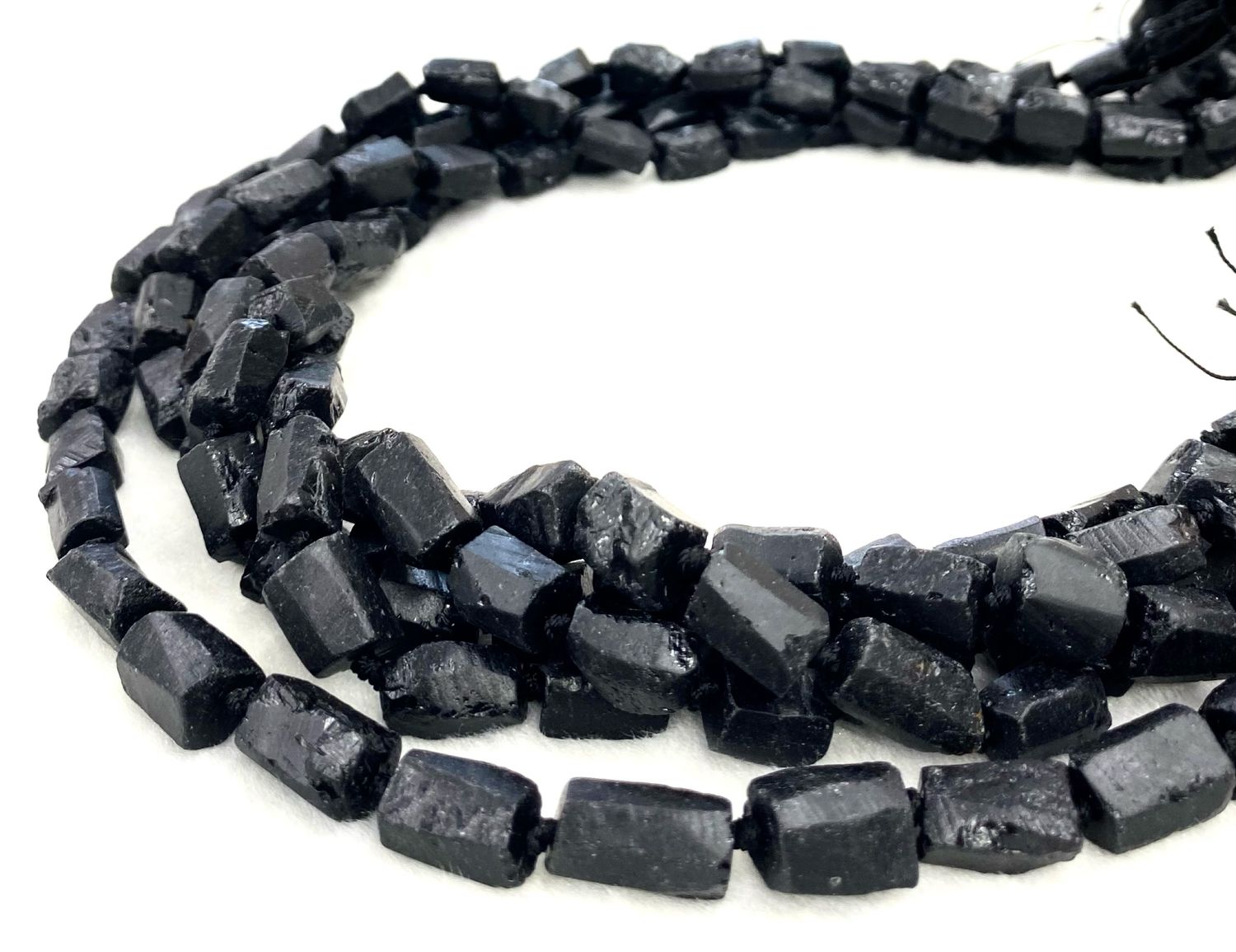 ТУРМАЛИН ШЕРЛ НЕОБРАБОТАННЫЙ 8; 10 ; 20 мм купить в интернет-магазине ...