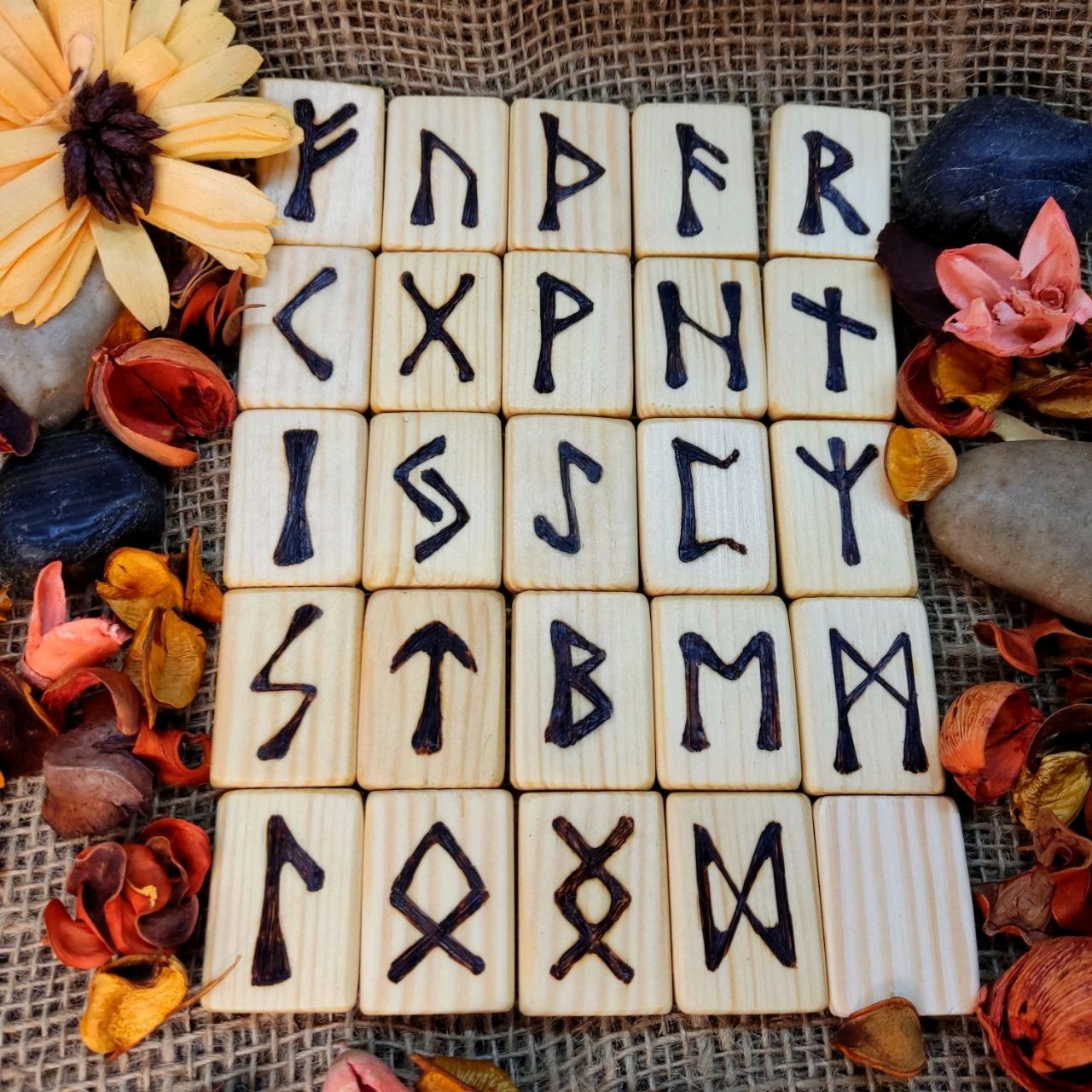 Руны скандинавские из дерева. Ручная работа. в интернет-магазине на ...