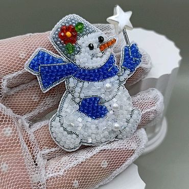 Украшения ручной работы. Ярмарка Мастеров - ручная работа Снеговик. Брошь ручной работы из бисера, бусин и страз.. Handmade.