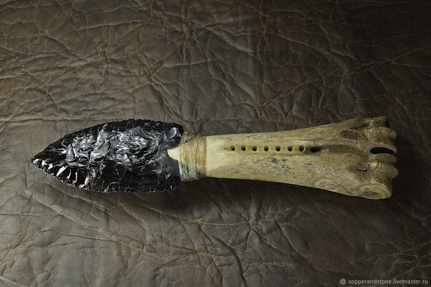 Самые древние ножи. Нож из обсидиана каменный век. Кремниевый нож Неолит. Каменный кинжал. Кремниевый нож.