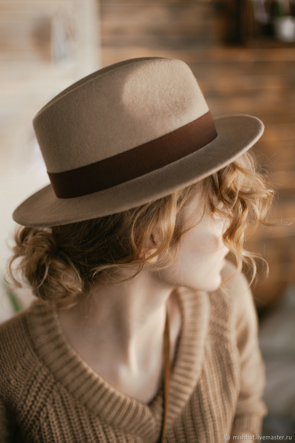 Девушка в коричневой шляпе