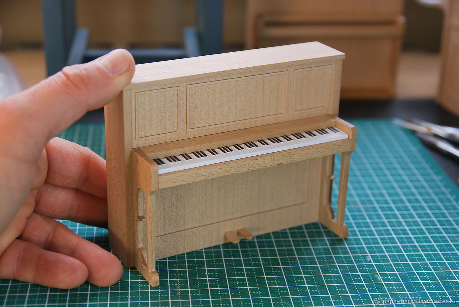 Пианино для кукольного домика