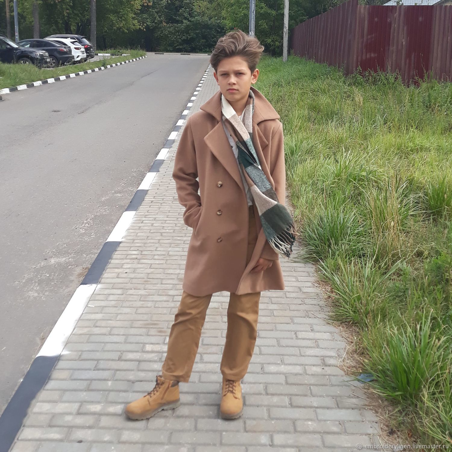 Папино пальто. Пальто для подростка мальчика. Папино пальто. Парень в огромном пальто. Мальчик в папином пальто.