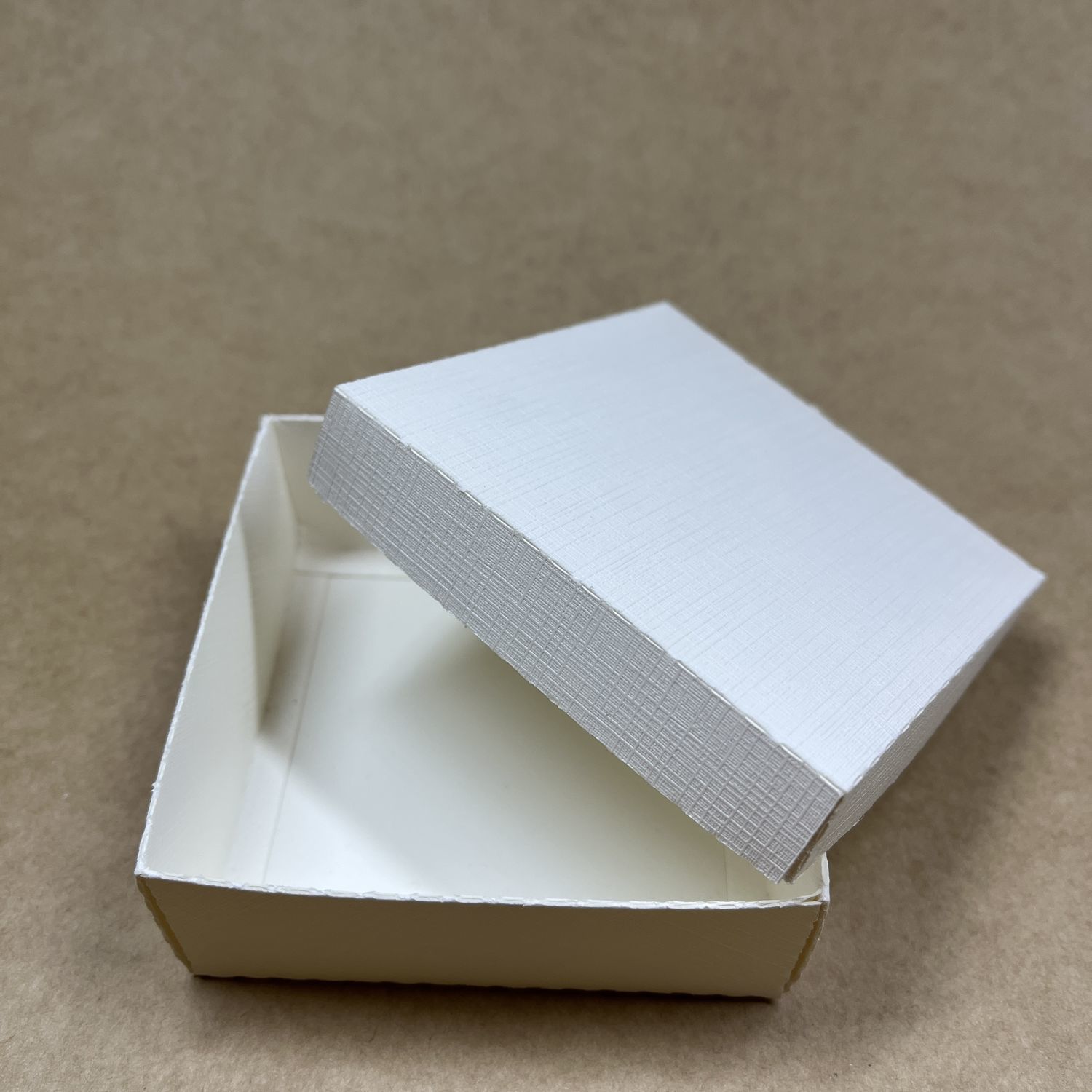 Коробка подарочная картонная SS Madagascar 10х10 см. R91085-SS
