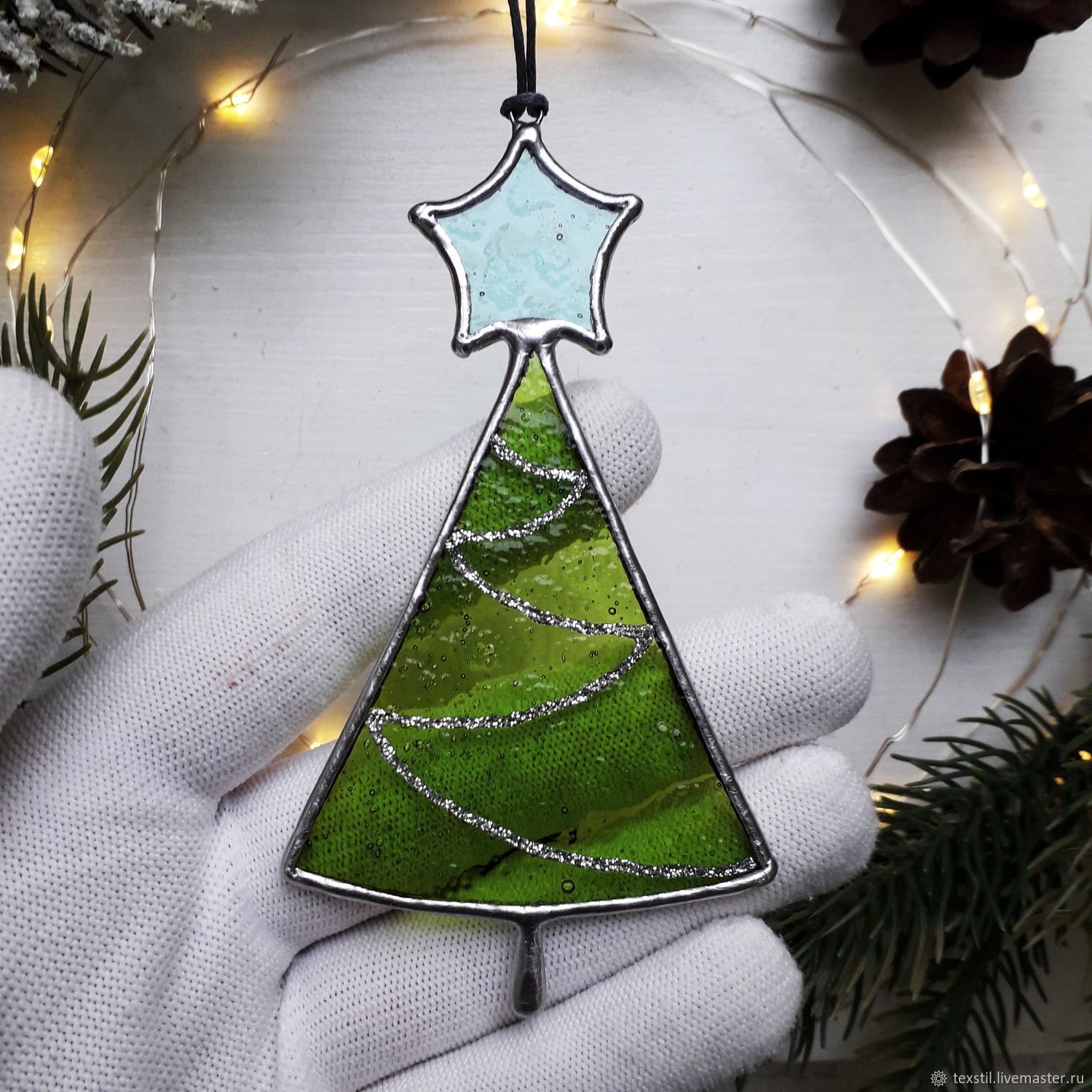 Витражная подвеска "Ёлка новогодняя с голубой звездой" на заказ в интернет-магазине Ярмарка Мастеров по цене 1300 ₽ – VMX84RU | Елочные игрушки, Петергоф - доставка по России