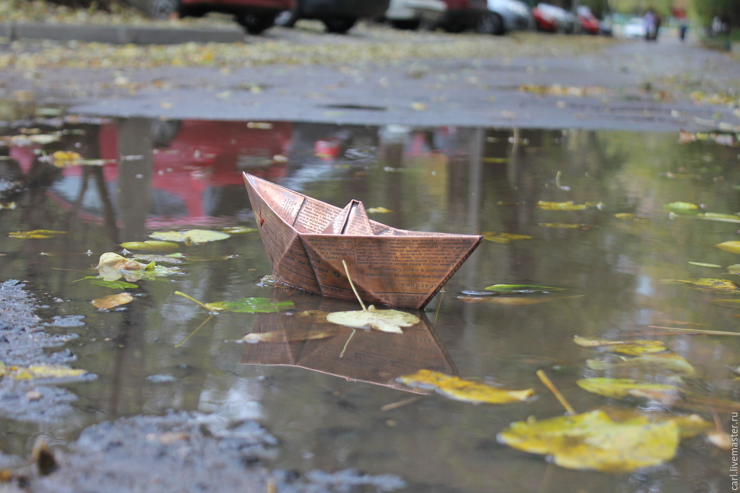 Кораблик из бумаги я по ручью. Бумажный кораблик. Кораблик на воде. Кораблик в луже.