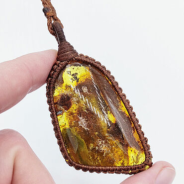 Куклы и игрушки ручной работы. Ярмарка Мастеров - ручная работа Кулон янтарь подвеска коричневый желтый натуральный балтийский. Handmade.