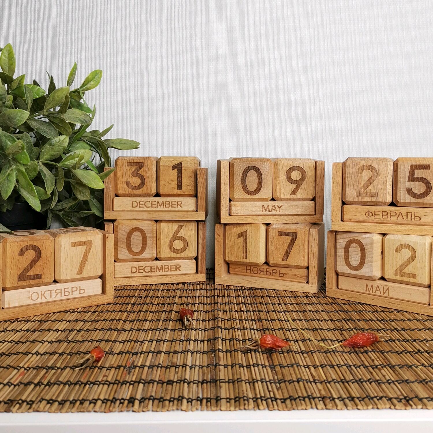 Календарь из кубиков. Деревянный календарь с кубиками. Вечный календарь из дерева кубики. Календарь деревянный настольный. Календарь деревянный кубики домик.