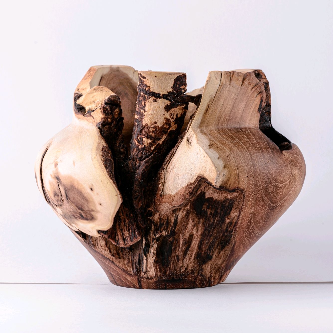 Ваза новороссийск купить. Интерьерные вазы из дерева. Необычные вазы из древесины. Ваза из корня. Ваза из тикового дерева.