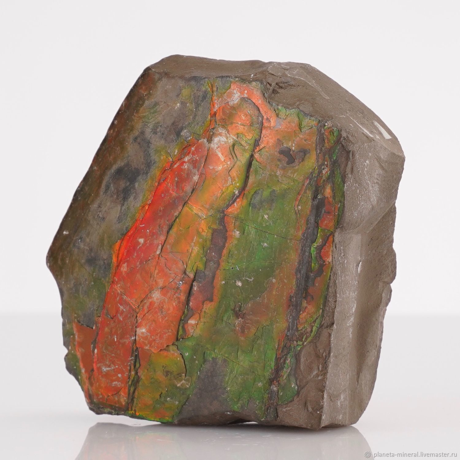 Самоцвет 5 букв. Аммолит камень. Многослойный камень. Камень разноцветный слоистый. Перламутр камень редкий.