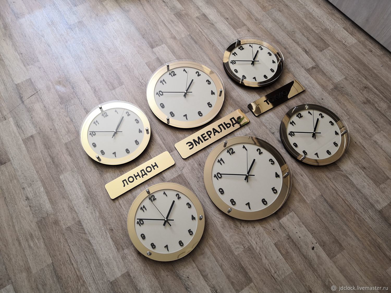 Простые формы часов. Настенные часы "часовые пояса" модель №1. Мировые часы настенные. Часы в отеле. Часы с несколькими циферблатами настенные.
