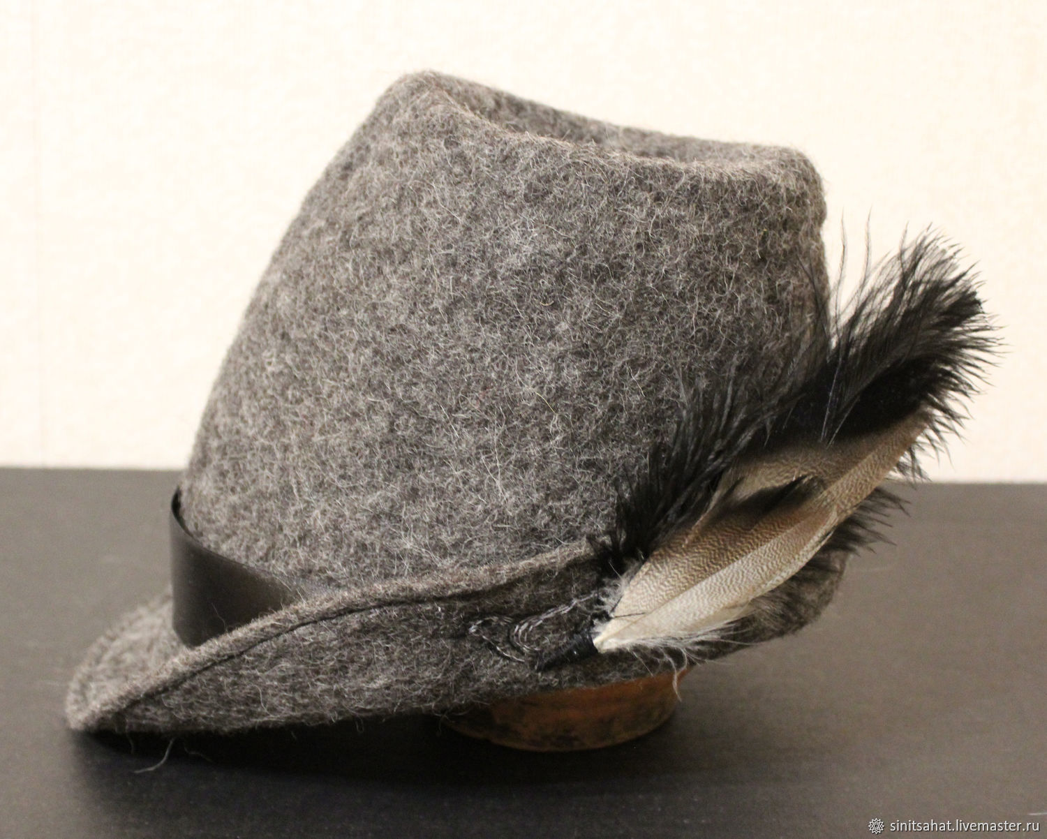 мужская шляпа с пером