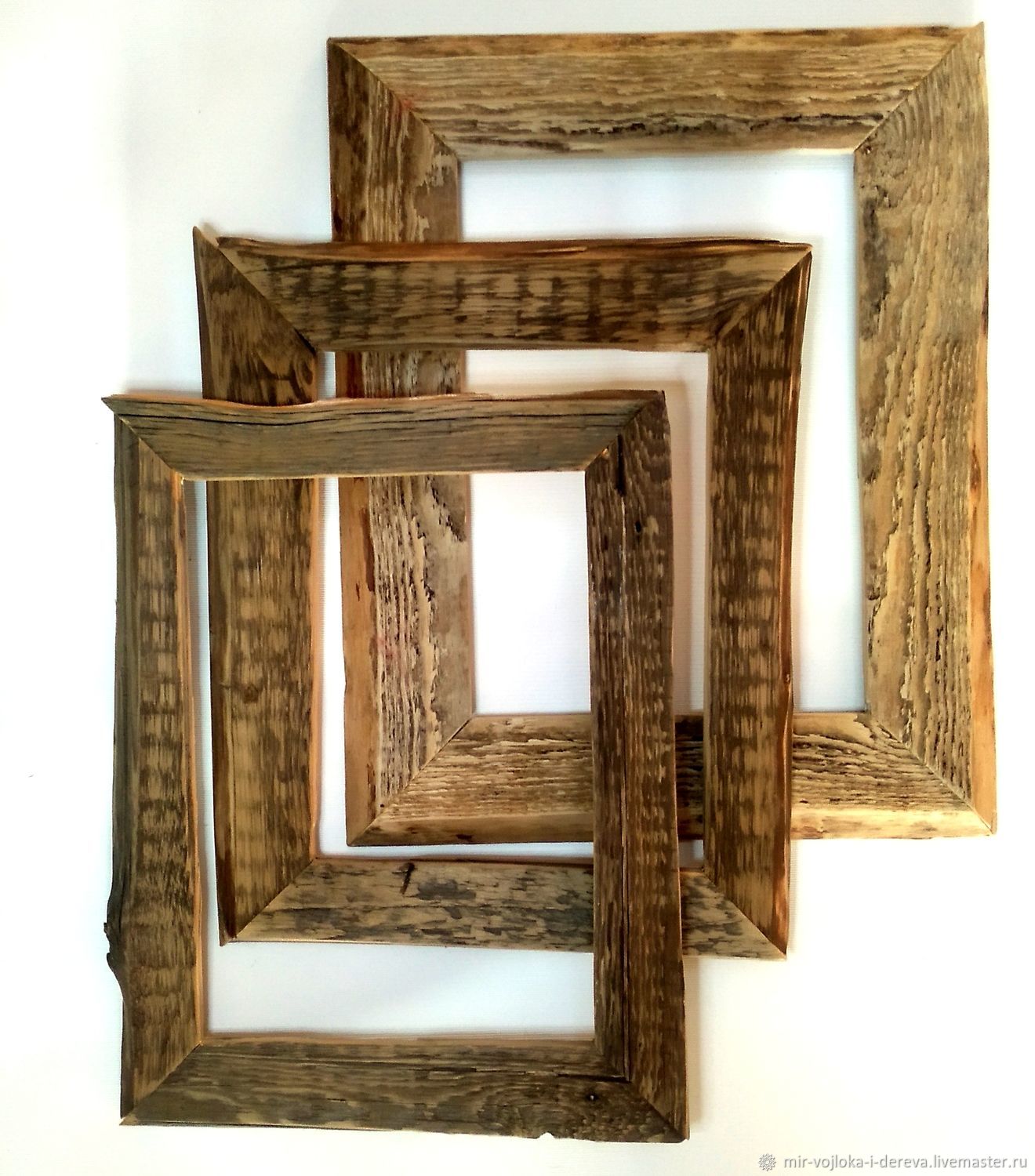 Наш фотоцентр изготавливает деревянные рамки для картин под заказ.