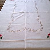 Винтаж: Винтажная вышитая чайная скатерть белого цвета с розами
