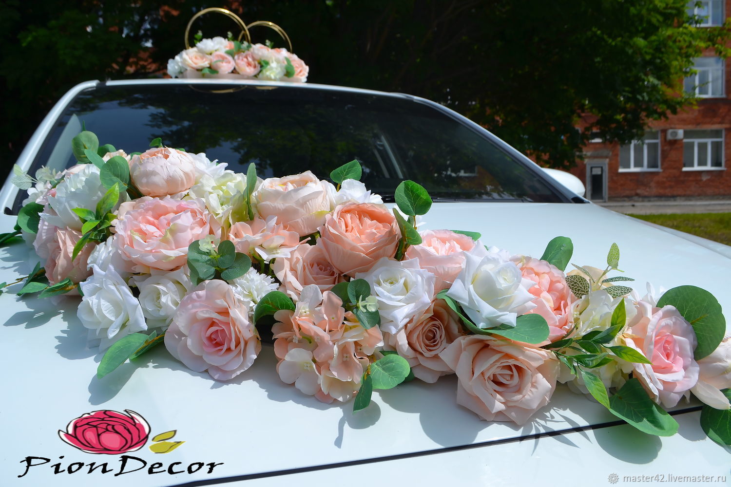 Свадебная машина украшение в персиковом цвете