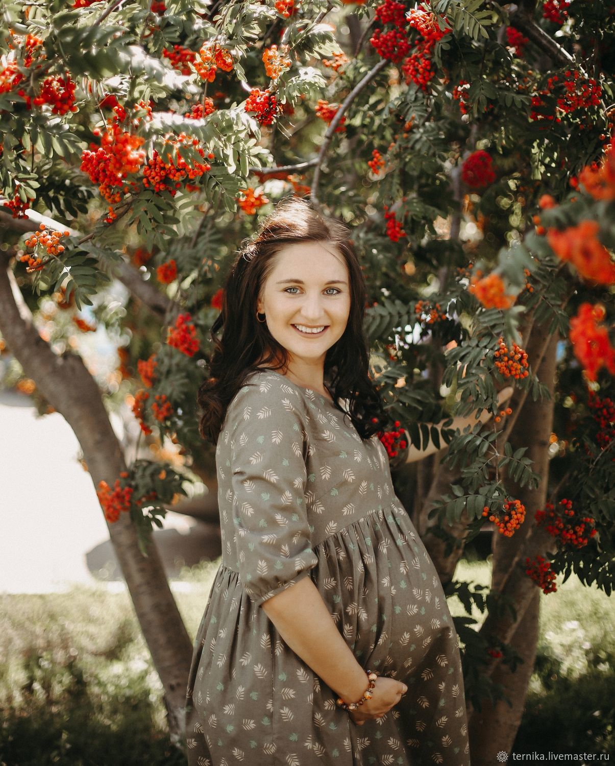 осенний листопад и девушка. красавица осень. осеннее синее платье для женщин. девушка осень. женщина в осеннем лесу.