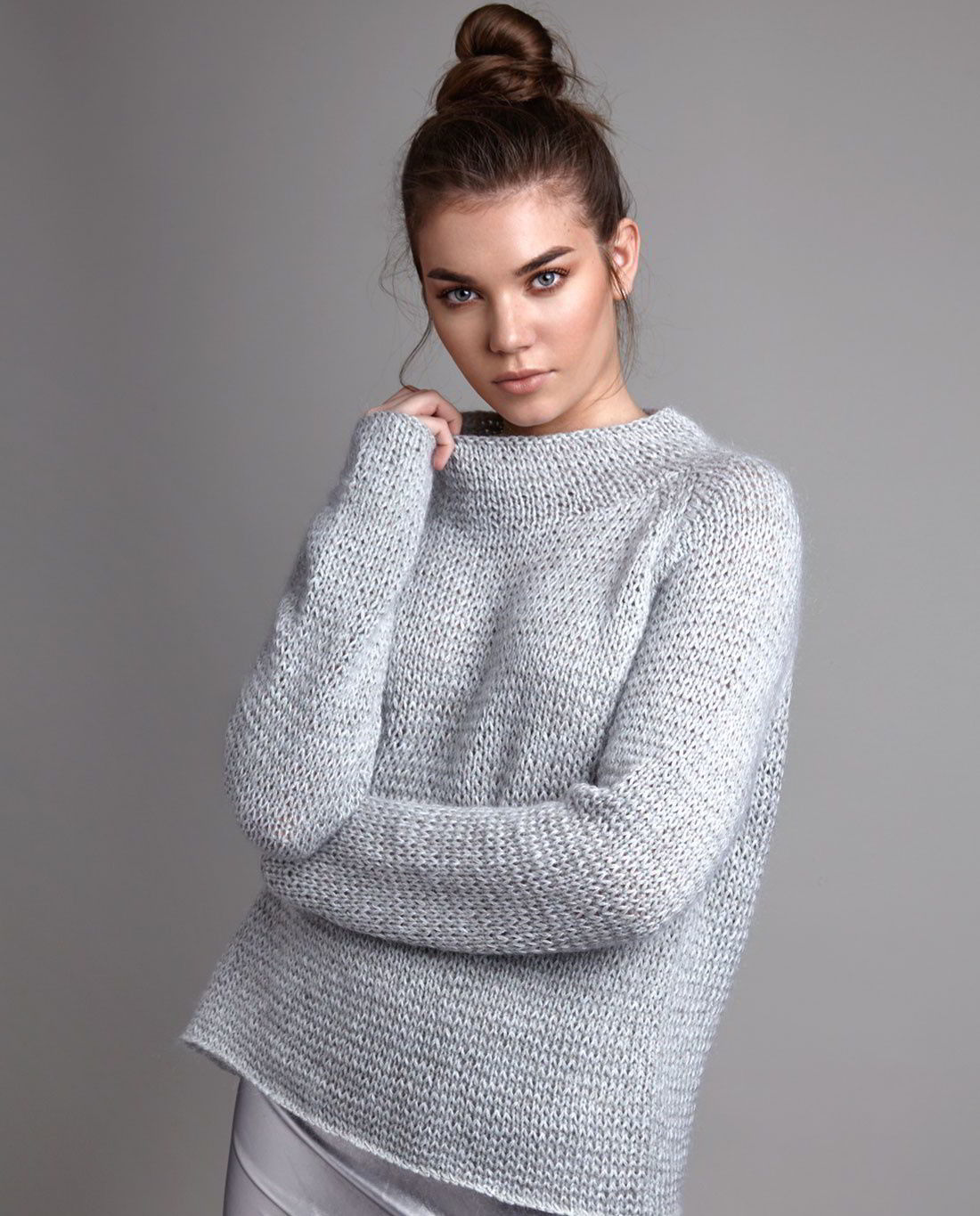 Вязаный пуловер свитер